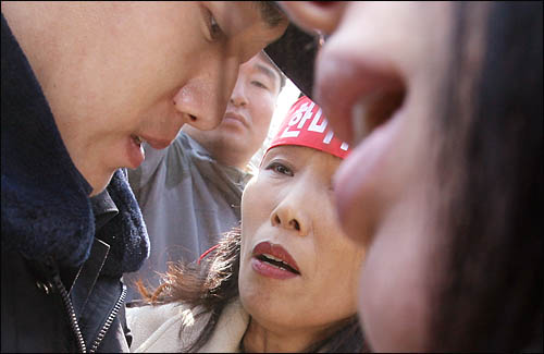 한미FTA 농축수산 비상대책위원회 소속 농민들이 19일 오전 과천 정부청사 앞에서 농업 고위급회담이 진행된 것에 항의하며 한미FTA 협상 중단을 촉구하는 단식농성에 돌입했다. 경찰이 농민들의 농성천막을 걷어내면서 물리적인 충돌을 빚고 있다. 
 